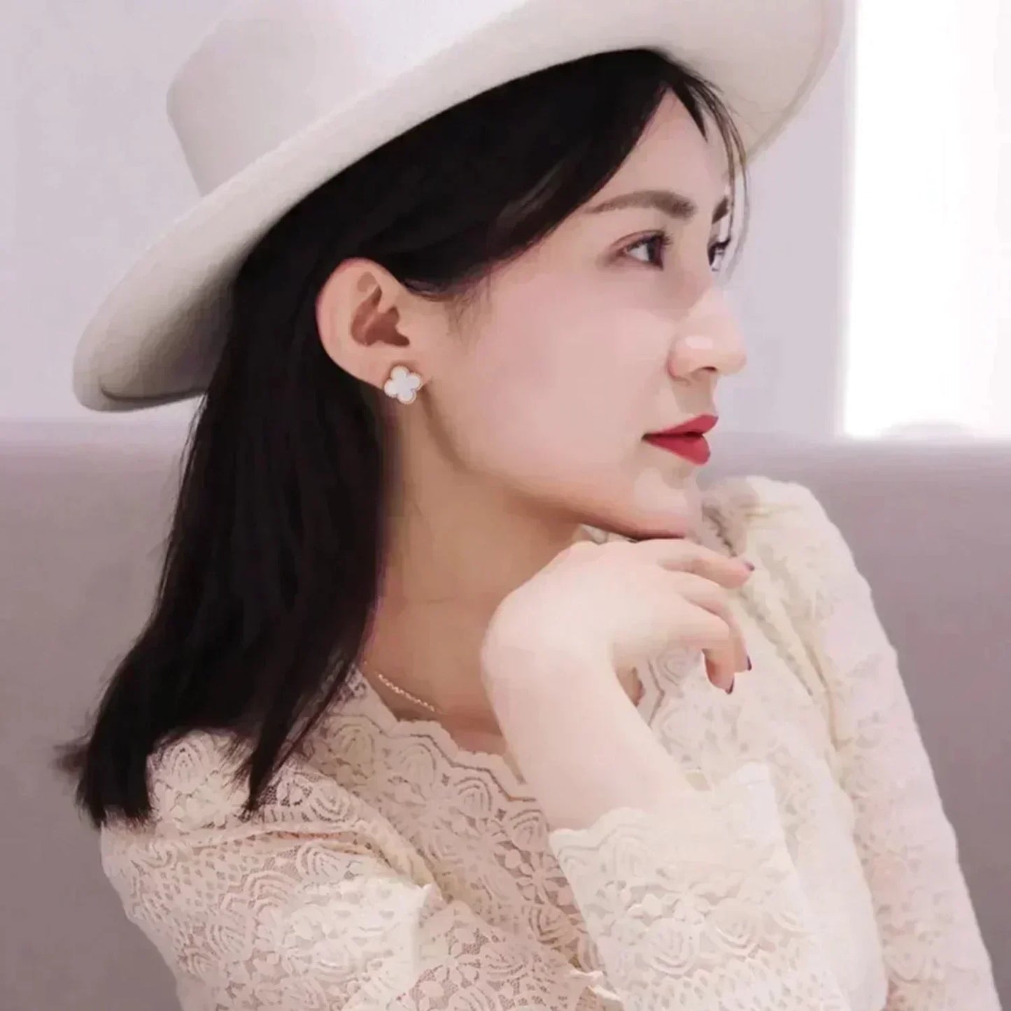 [Marin-Jewelry]CLOVER MEDIUM 1 MOTIFS  WHITE MOP STUD EARRINGS