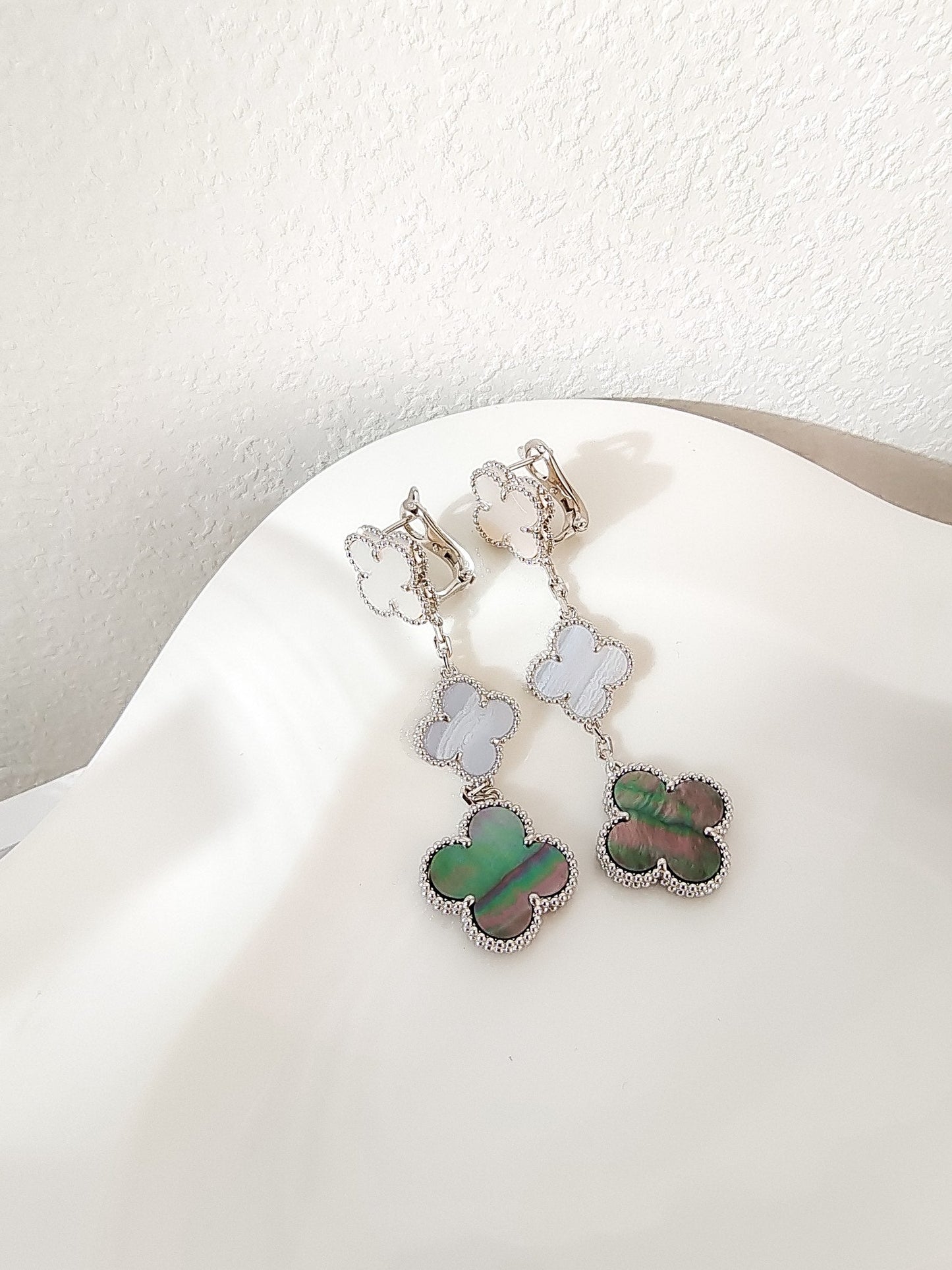 [Marin-Jewelry]CLOVER 3 MOTIFS CHALCEDONY DARK MOP SILVER EARRINGS