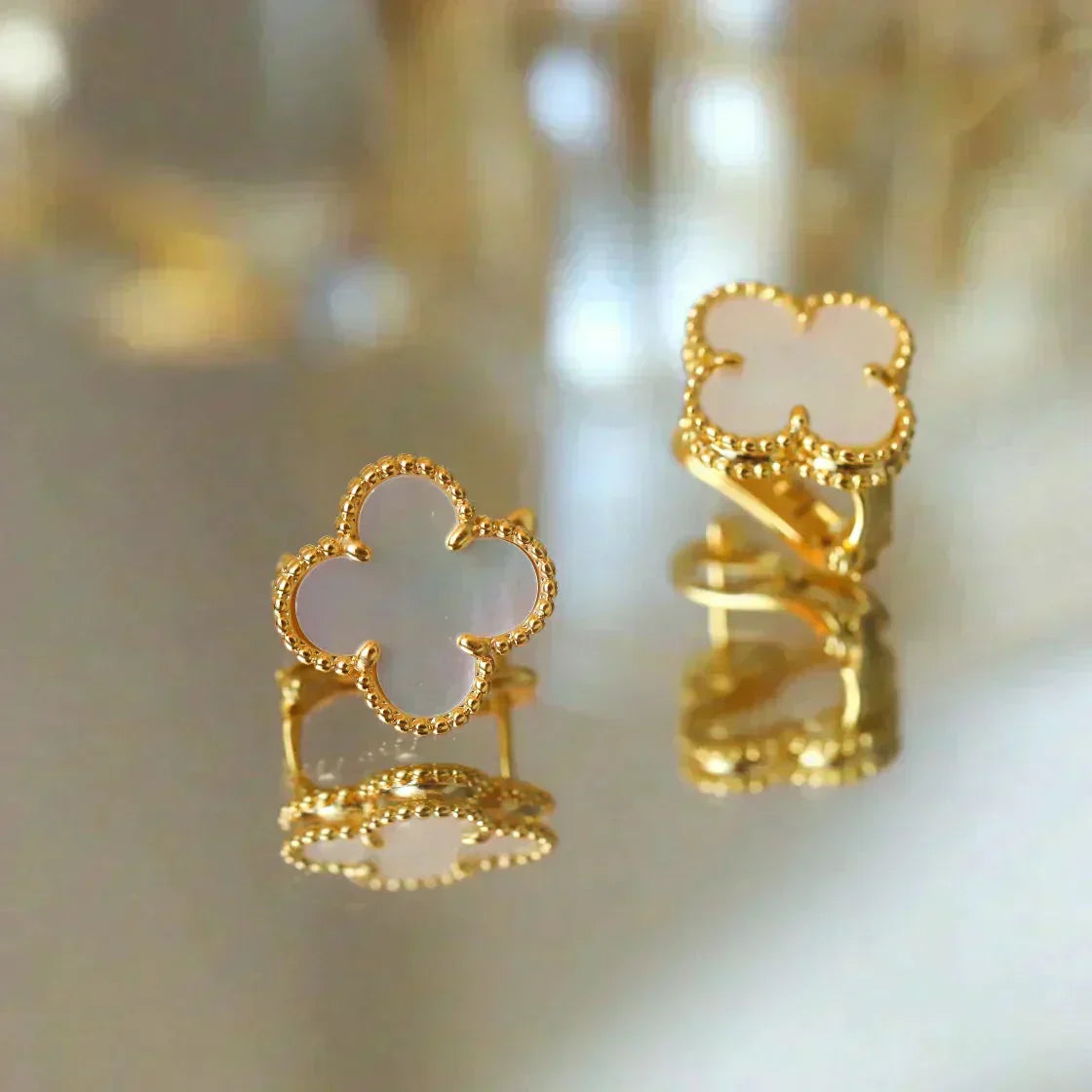 [Marin-Jewelry]CLOVER MEDIUM 1 MOTIFS  WHITE MOP STUD EARRINGS
