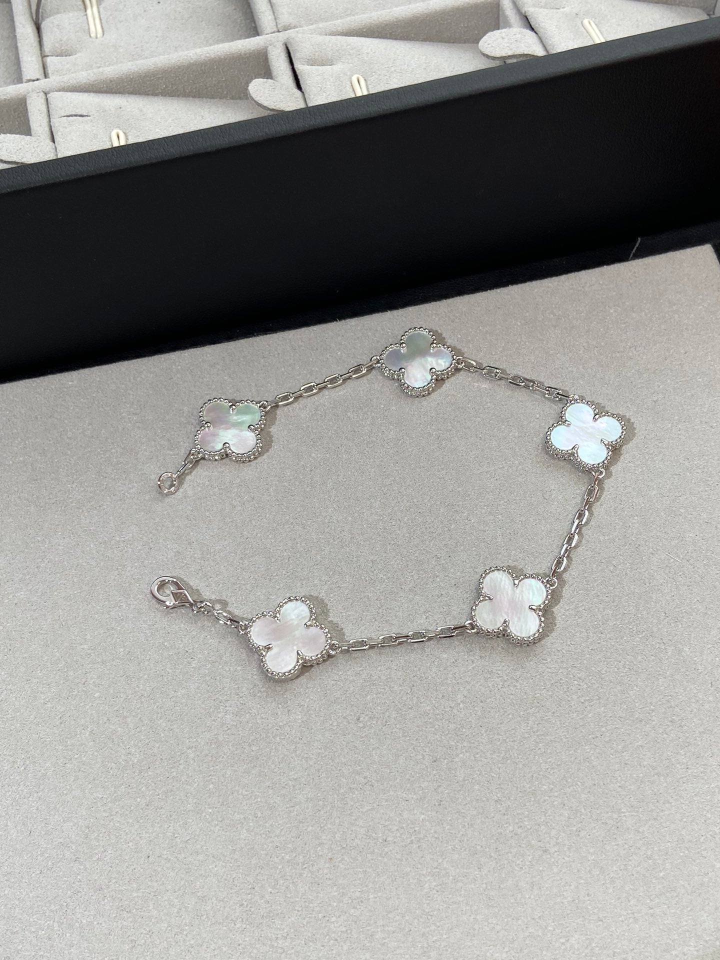 [Marin-Jewelry]CLOVER WHITE PEARL MOP 5 MOTIF BRACELET COLLECTION