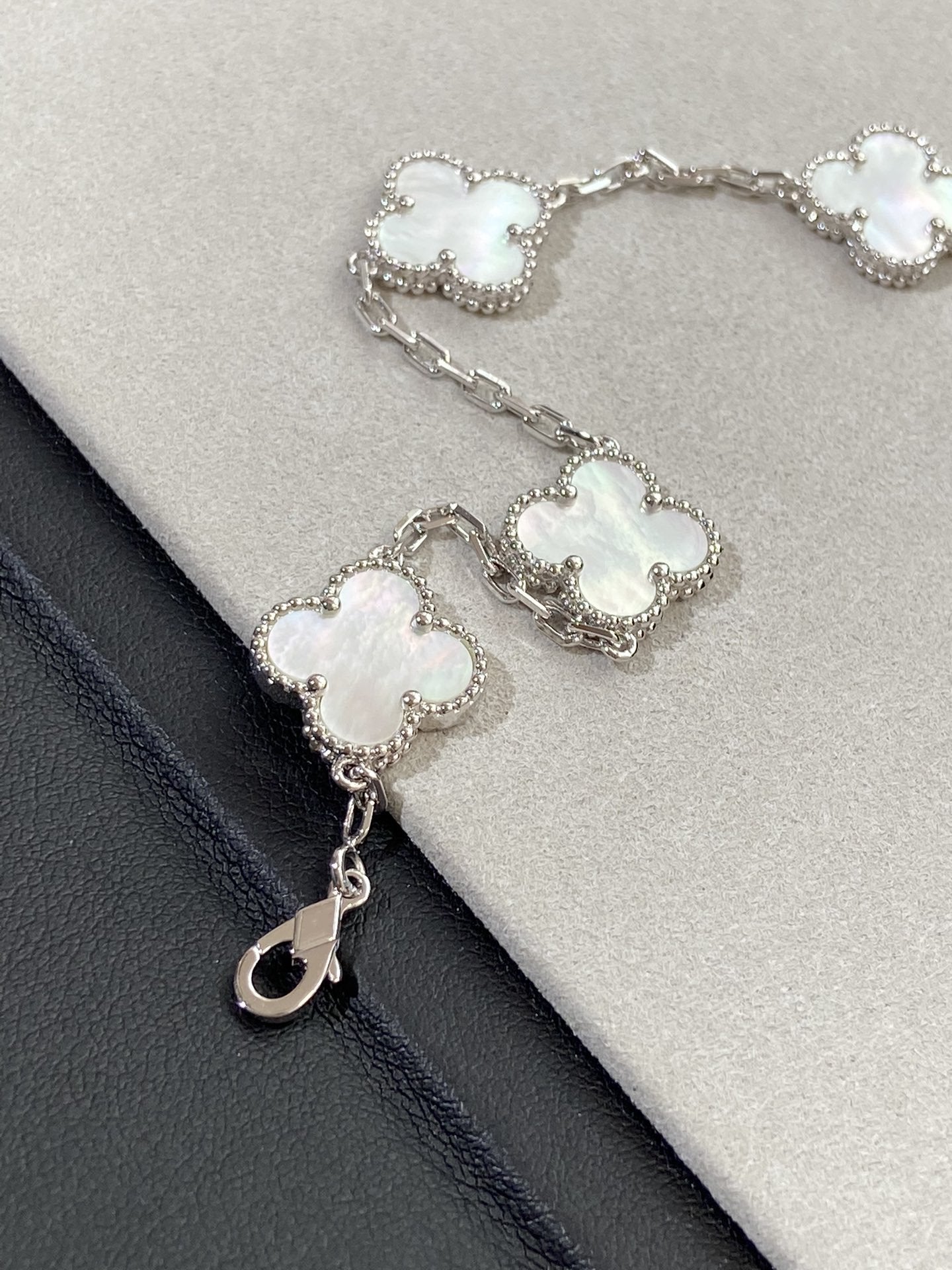 [Marin-Jewelry]CLOVER WHITE PEARL MOP 5 MOTIF BRACELET COLLECTION