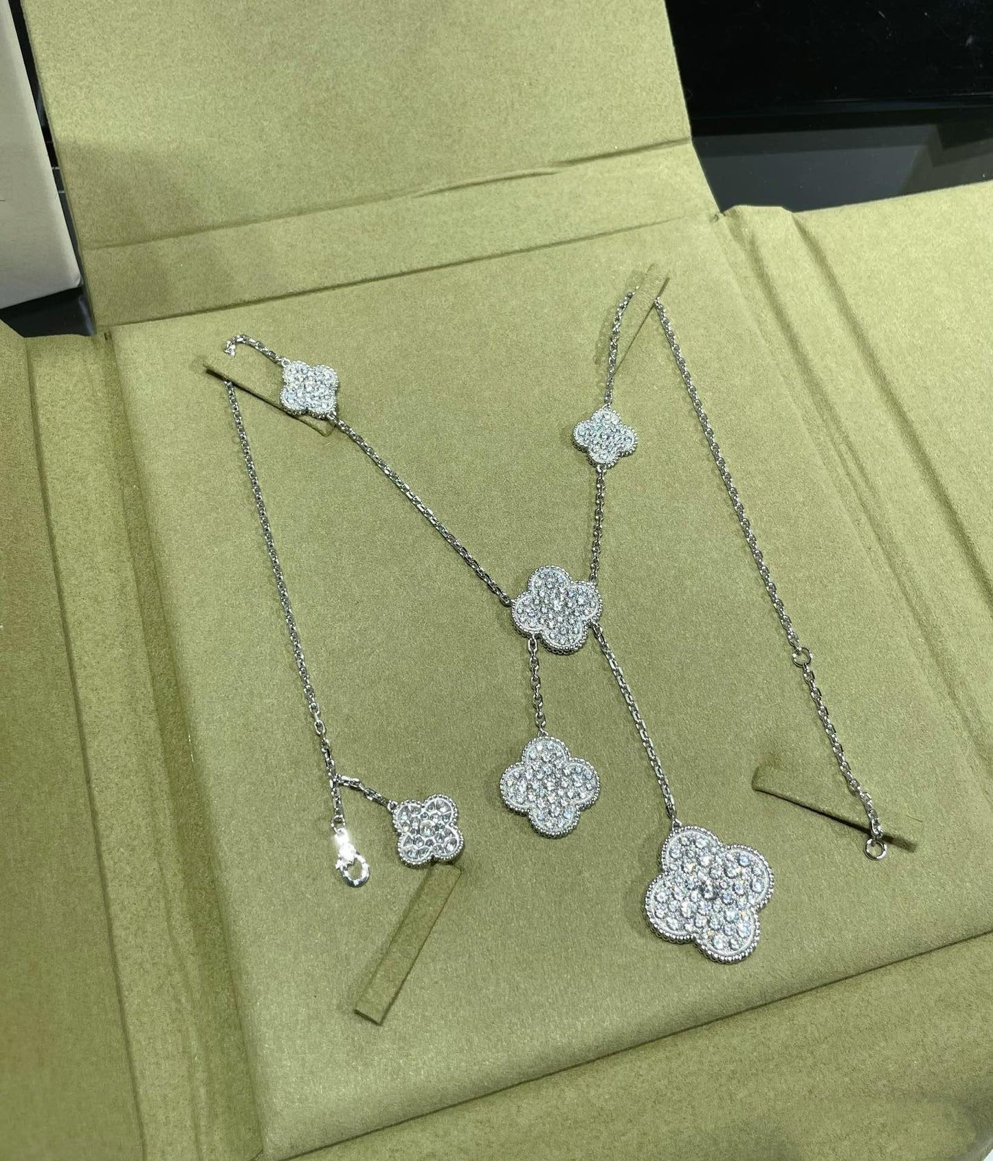 [Marin-Jewelry]CLOVER 6 MOTIF DIAMOND PAVED NECKLACE