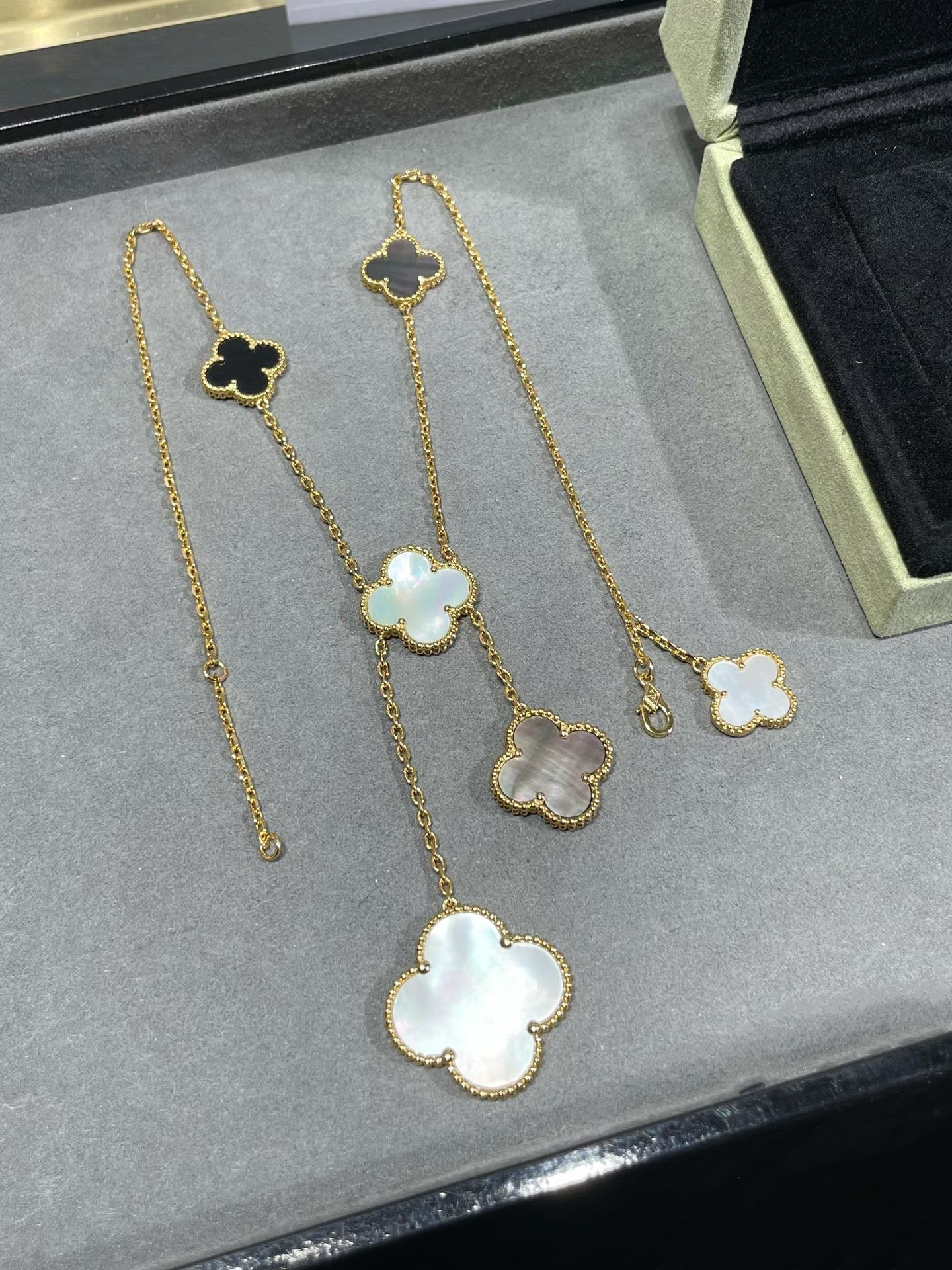 [Marin-Jewelry]CLOVER 6 MOTIF MOP ONYX GOLD NECKLACE