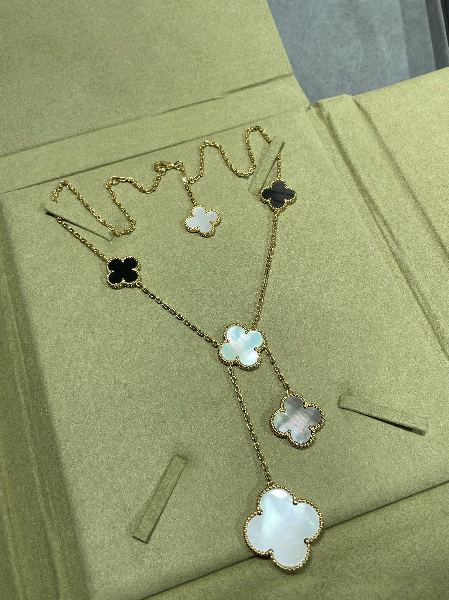 [Marin-Jewelry]CLOVER 6 MOTIF MOP ONYX GOLD NECKLACE