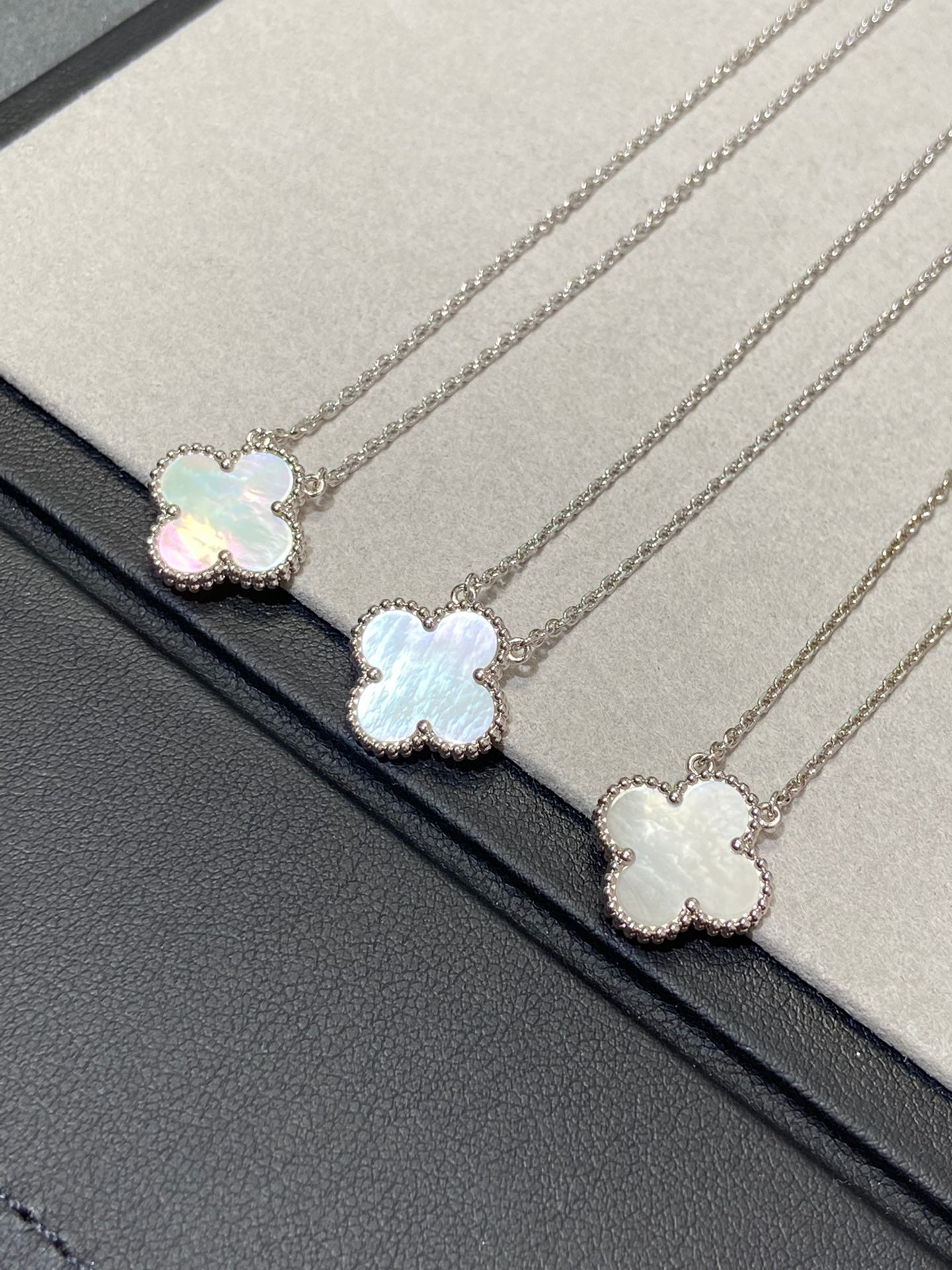 [Marin-Jewelry]CLOVER MEDIUM SILVER WHITE MOP NECKLACE