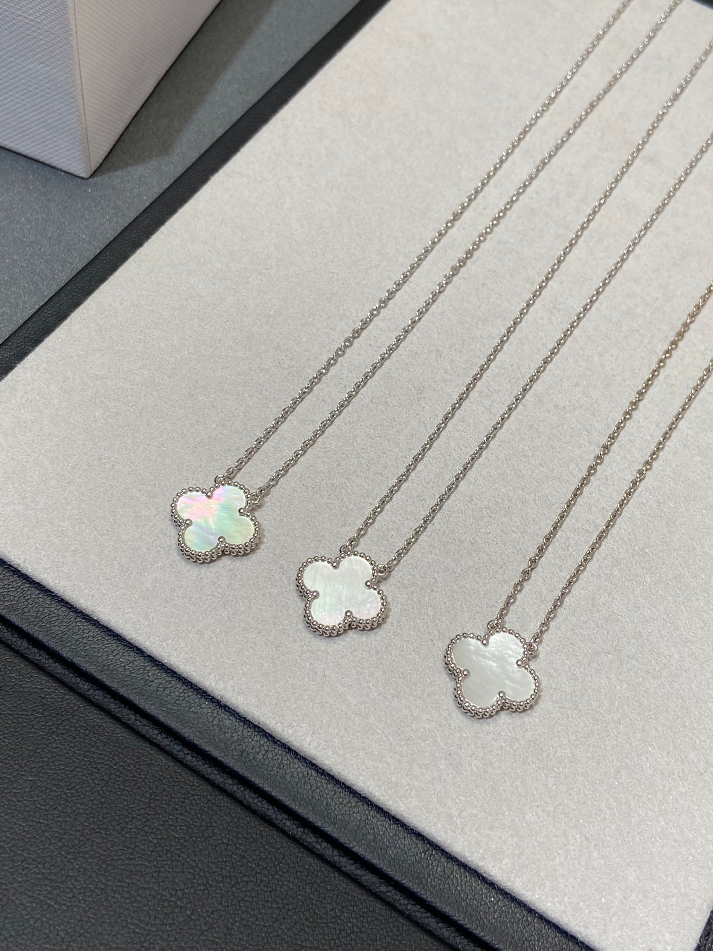 [Marin-Jewelry]CLOVER MEDIUM SILVER WHITE MOP NECKLACE