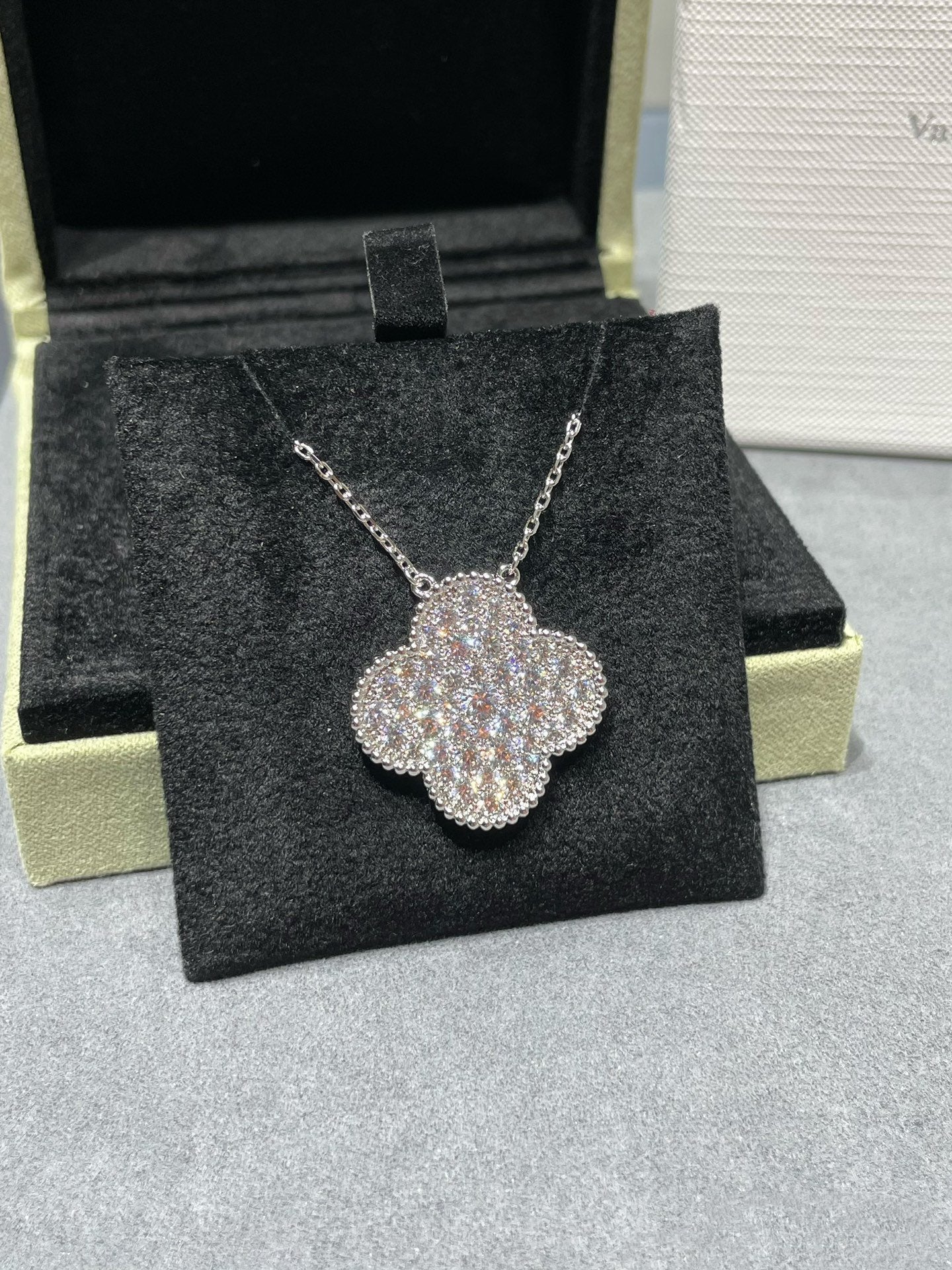 [Marin-Jewelry]CLOVER 25MM LARGE PENDANT DIAMOND PAVED SILVER NECKLACE