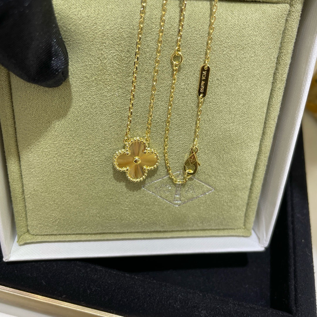 [Marin-Jewelry]CLOVER 15MM LASER NECKLACE