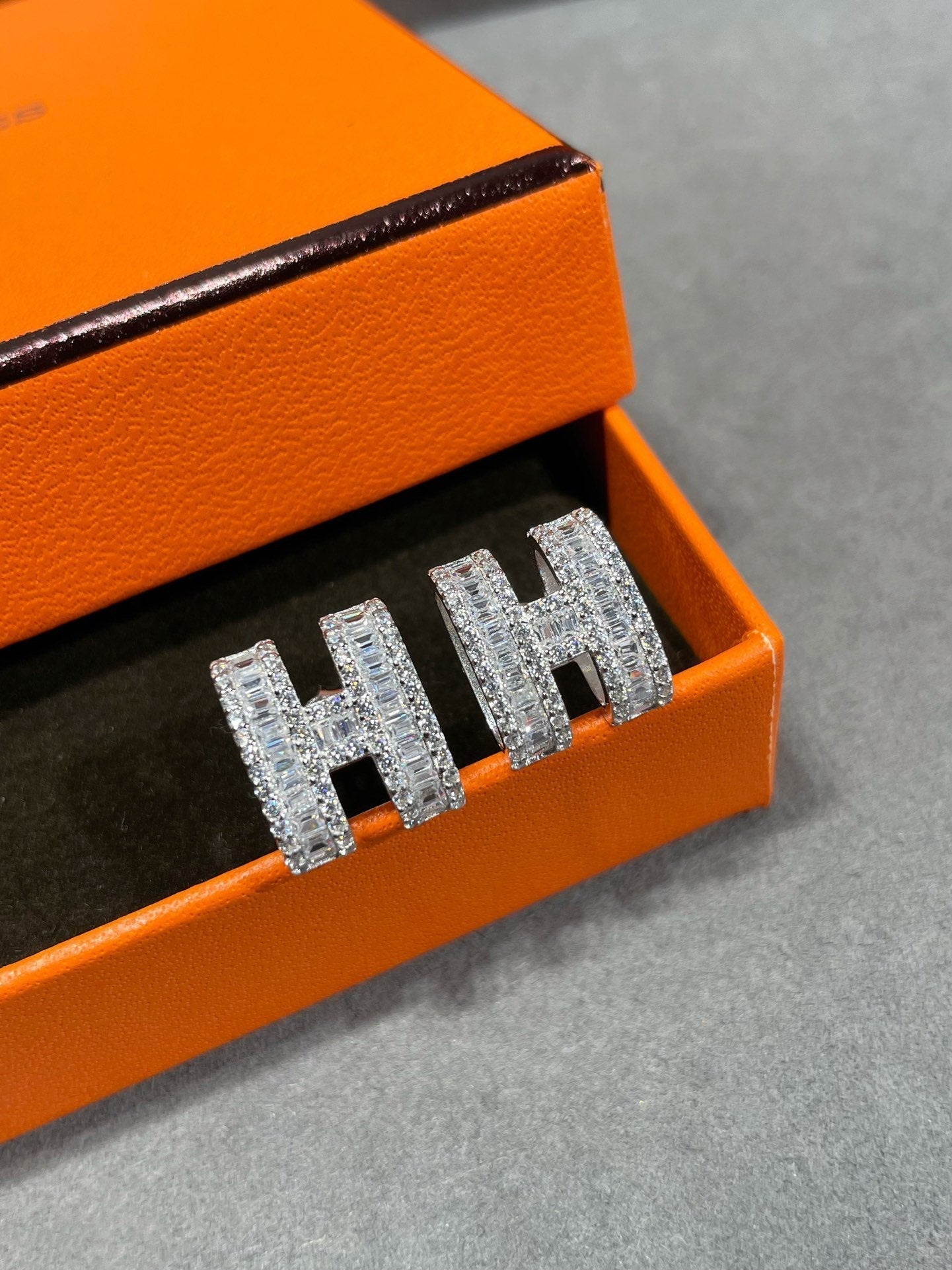 [Marin-Jewelry]H STUD EARRINGS WITH SILVER DIAMONDS