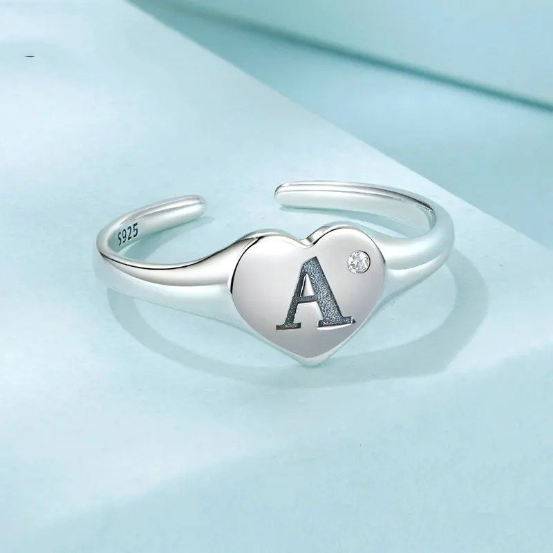 Bague ouverte ajustable en forme de cœur avec lettre initiale A gravée, empilable