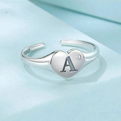 Bague ouverte ajustable en forme de cœur avec lettre initiale A gravée, empilable
