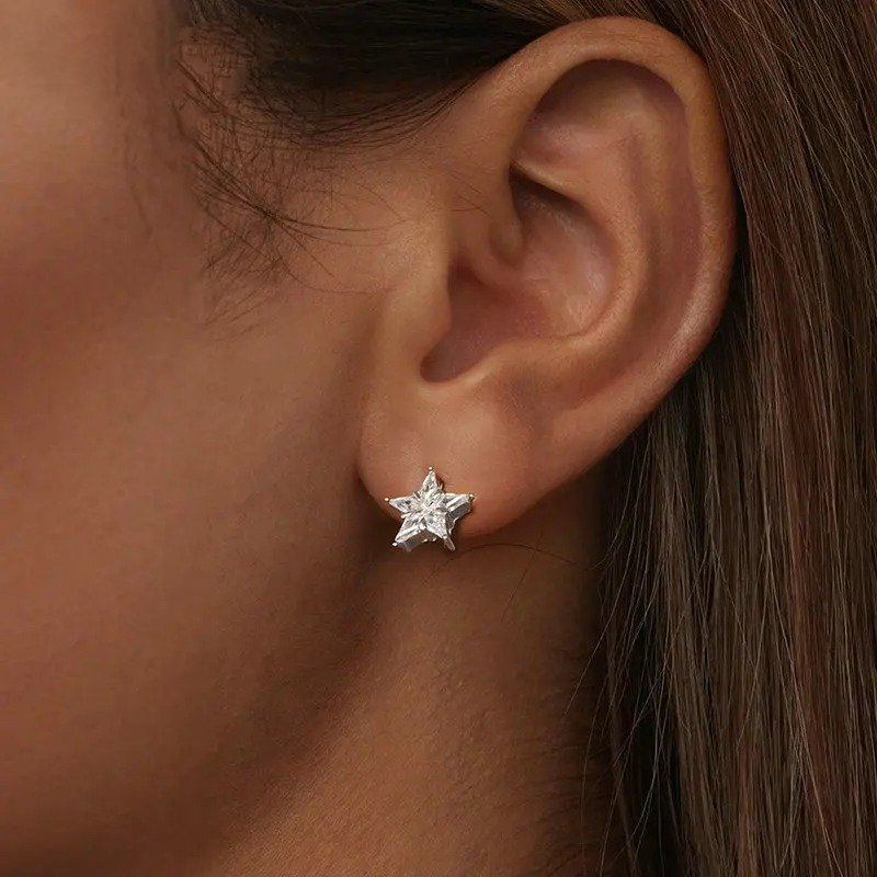 Boucles d'oreilles clous étoiles scintillantes plaquées platine avec zircone cubique