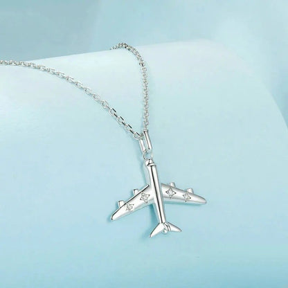 Collier délicat avec pendentif avion, plaqué platine