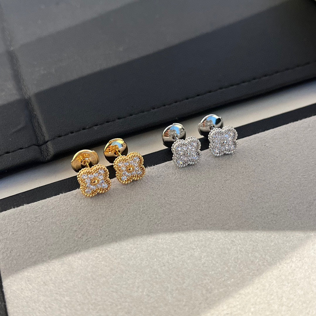 [Marin-Jewelry]CLOVER MINI DIAMOND STUD EARRINGS