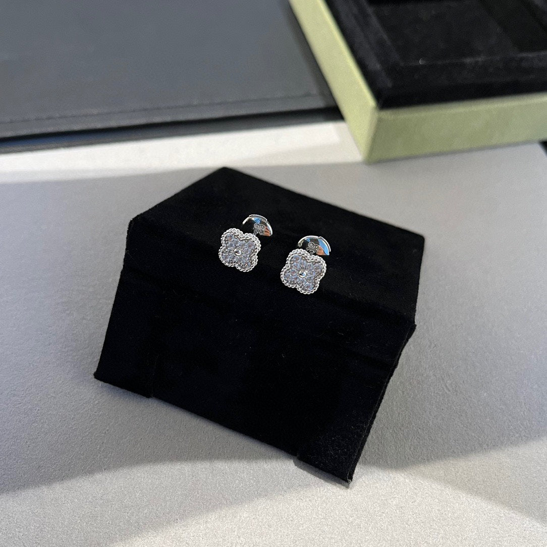 [Marin-Jewelry]CLOVER MINI DIAMOND STUD EARRINGS